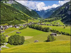 Domki we wsi Elm w Alpach Szwajcrskich