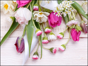 Kwiaty, Tulipany, Deski, Wiosenne, Białe, Serweta, Stokrotki