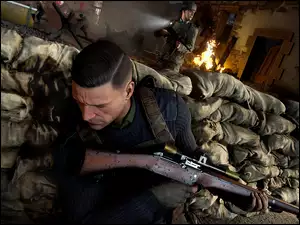 Snajper za barykadą z gry Sniper Elite 5