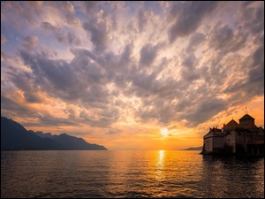 Chmury, Zamek, Góry, Kanton Vaud, Chateau Chillon, Zachód słońca, Szwajcaria, Jezioro Genewskie