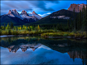 Góry, Szczyty, Jezioro, Trzy siostry, Prowincja Alberta, Roślinność, Skaliste, Kanada, Drzewa, Park Narodowy Banff, Odbicie