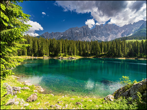 Las wokół jeziora Karersee Lake we włoskich Dolomitach