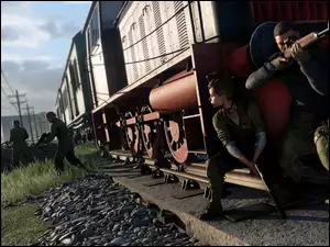 Żołnierze walczący obok pociągu