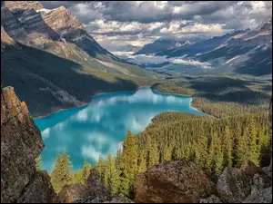 Kanada, Chmury, Park Narodowy Banff, Drzewa, Jezioro, Góry, Skały, Peyto Lake, Las, Prowincja Alberta