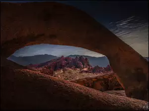 Widok zza łuku skalnego Mobius Arch i na góry Alabama Hills