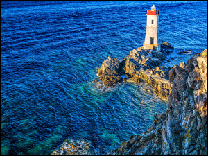 Latarnia morska na skalistej wyspie Sardynia