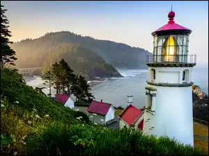 Domy i latarnia morska Heceta Head na wybrzeżu Oregonu