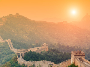 Wielki Mur Chiński i góry w porannej mgle