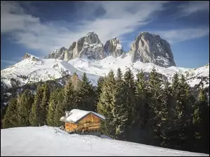 Chata w górach zimą