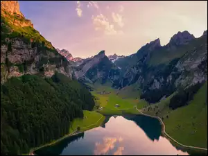 Jezioro Seealpsee pomiędzy Alpami w Szwajcarii