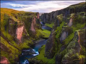 Skalisty kanion Fjadrargljufur i rzeka Fjadra w Islandii