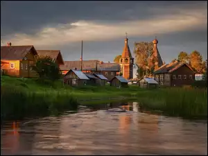 Cerkwie i domy nad jeziorem