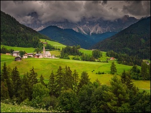 Domy, Dolomity, Lasy, Włochy, Droga, Góry, Santa Maddalena, Drzewa, Wieś, Dolina, Val di Funes, Chmury