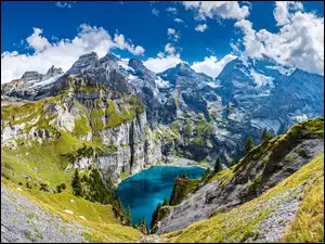 Jezioro Oeschinen i Alpy Berneńskie w Szwajcarii