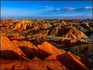 Rozświetlone słońcem skały w Narodowym Parku Geologicznym Zhangye Danxia w Chinach