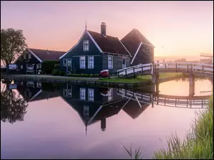Domy nad rzeką w Zaandam o wschodzie słońca