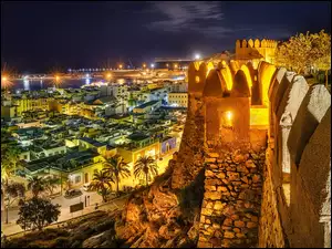 Oświetlona baszta Alcazaba w Almerii i widok na miasto