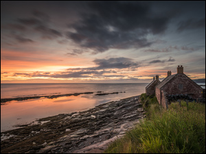 Dwa kamienne domy w na wybrzeżu we wsi Cove w Szkocji