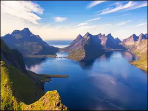Morze pomiędzy górami i fiordami na Lofotach