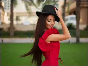 Dziewczyna w czerwonej sukience i kapeluszu