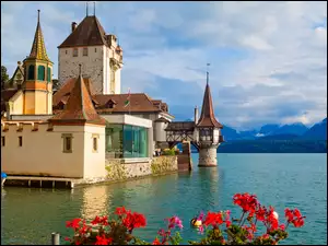 Góry, Alpy, Kwiaty, Szwajcaria, Jezioro Thunersee, Zamek Oberhofen, Chmury