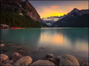 Kanada, Jezioro, Alberta, Zachód słońca, Park Narodowy Banff, Lake Louise, Drzewa, Góry, Dom