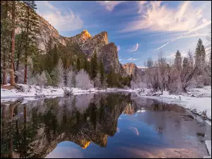 Stany Zjednoczone, Odbicie, Park Narodowy Yosemite, Drzewa, Góry, Zima, Merced River, Rzeka, Śnieg, Kalifornia