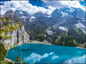 Jezioro oligotroficzne Oeschinen w Szwajcarii