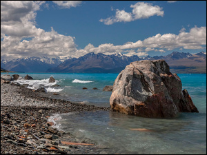 Duży kamień na brzegu jeziora Pukaki w Nowej Zelandii
