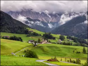 Domy, Włochy, Kościół, Santa Maddalena, Lasy, Mgła, Góry, Dolomity, Droga, Wieś, Drzewa, Chmury, Południowy Tyrol