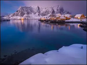 Norwegia, Wioska, Wyspa Moskenesoya, Domy, Morze, Zima, Góry, Śnieg, Skały, Lofoty