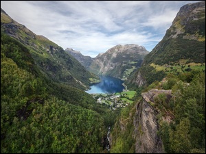 Las, Norwegia, Geirangerfjord, Drzewa, Góry, Skały, Domy, Fiord
