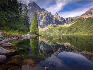 Jezioro górskie Morskie Oko w polskich Tatrach