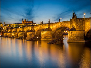 Oświetlony nocą most Karola w Pradze