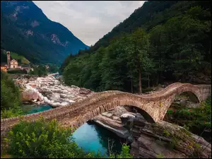 Góry, Las, Drzewa, Ponte dei Salti, Dolina Verzaska, Szwajcaria, Rzeka Verzaska, Lavertezzo, Most, Domy
