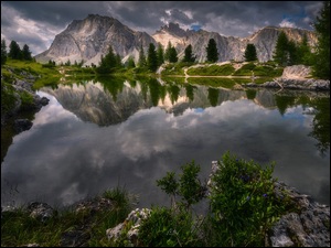 Odbicie, Drzewa, Ciemne, Lago Limides, Tyrol, Włochy, Dolomity, Góry, Jezioro, Chmury