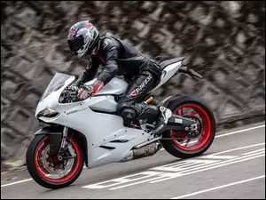 Ducati 899 Panigale, Motocykl