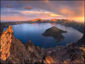 Góry, Jezioro Kraterowe, Stany Zjednoczone, Park Narodowy Jeziora Kraterowego, Stan Oregon, Chmury, Wyspa Czarodzieja