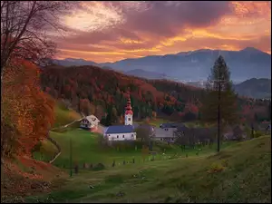 Góry, Słowenia, Kościół, Drzewa, Dolina, Jesień