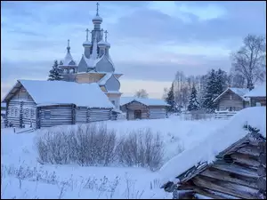 Cerkiew we wsi Kimzha w zimowej scenerii