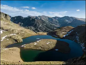 Jezioro wśród gór w dolinie Incles
