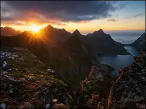 Morze, Lofoty, Promienie słońca, Norwegia, Chmury, Zachód słońca, Góry