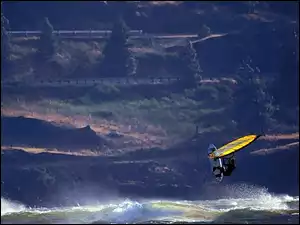 Windsurfing, żółty żagiel