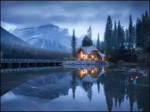 Dom, Most, Drzewa, Góry, Jezioro, Chmury, Odbicie, Park Narodowy Yoho, Odbicie, Emerald Lake, Kanada