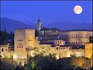 Księżyc w pełni nad twierdzą Alhambra w Grenadzie
