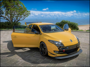 Żółty Renault Megane RS z otwartymi drzwiami