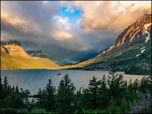 Jezioro, Saint Mary Lake, Kanada, Góry, Park Narodowy Glacier, Chmury, Drzewa