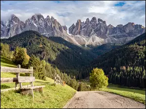 Widok z doliny Val di Funes we Włoszech