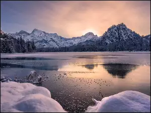 Jezioro Almsee, Zima, Drzewa, Austria, Góry, Wschód słońca