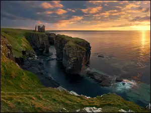 Morze, Szkocja, Zamek Sinclair, Chmury, Skały, Zachód słońca